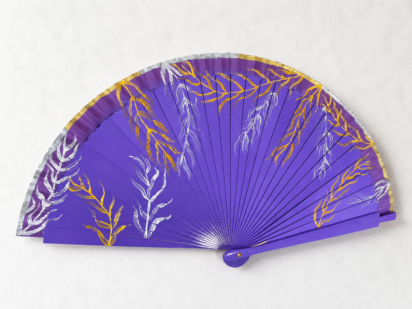 💜 Hand-Painted Fan – Gold & Silver Feathers